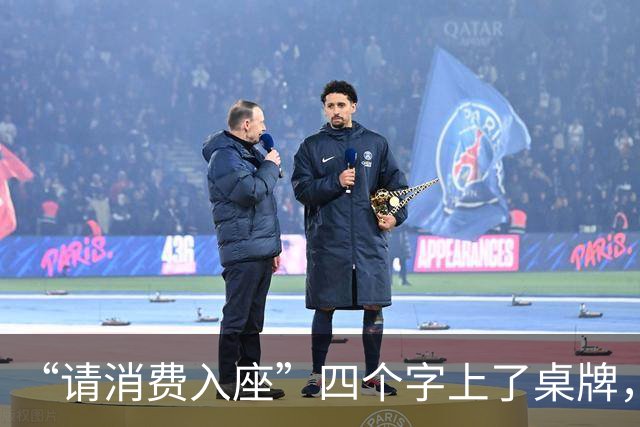 “请消费入座”四个字上了桌牌，但真正被摆上台面的，是“坐着不花钱”这件事的成本